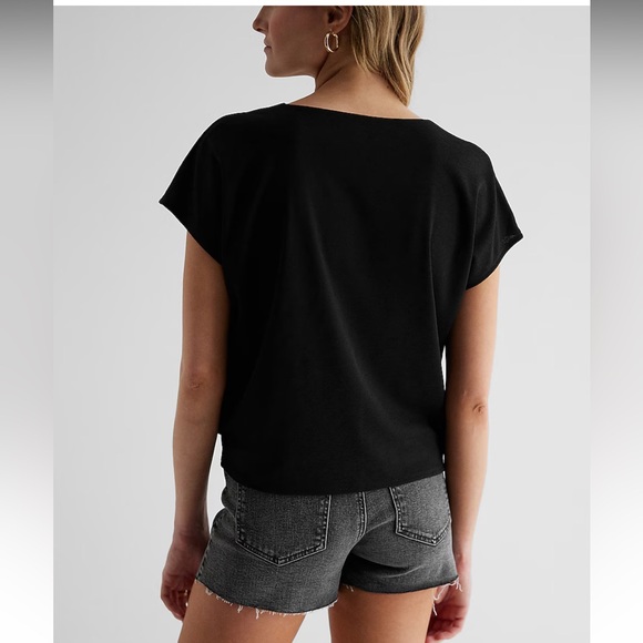 Express Relaxed V-Neck Ruched Tee in Black - Picture 2 of 8